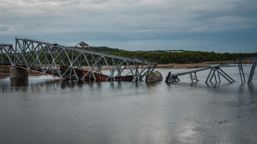 Ukraine tuyên bố gây hư hại cho cây cầu quan trọng của Nga ở Kherson